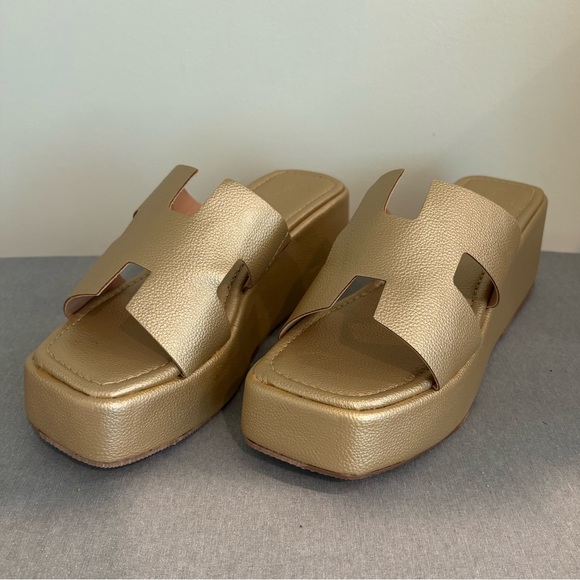 Gold Women's Sandals Hermes Vibes! - Picture 2 of 7
